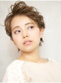 アップバングでモードな印象にキマる大人可愛いハンサムショート