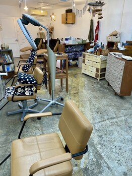 ヘアーサロン カム(hair salon come)の写真/大型店が苦手な方にオススメ◎木の温もり溢れるアットホームな店内でリラックスしながらお過ごしください♪