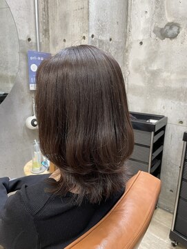 コージー(Kozy) くびれミディ/くびれヘア/外ハネ/透明感ブラウン/大人女子