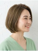 オリーブブラウンで魅せる。大人の柔らかショートボブ