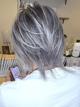 ブレイズヘアー(BLAZEhair) 【筋感バツグン】ホワイトシルバーバレイヤージュ×ブリーチ３回