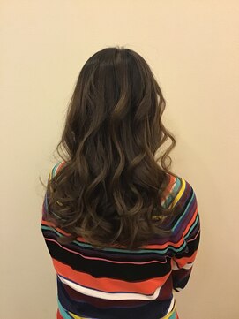 ヒカ ヘアーデザイン(Hika hair design) ツヤ感*ランダムカール