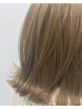 クロ(Kro) ハイトーングレージュ×切っぱなしボブ