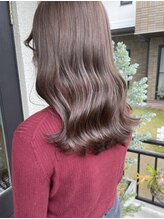 光に吸い込まれるヴェールカラーや抜け感アイロンワークが得意。