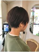 耳かけショート短めでも女性らしさを残した洗練スタイル