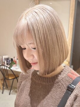 ヒビヲ(HIBIO) ショートボブハイトーンカラーミルクティーベージュダブルカラー