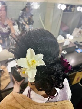 ラグズ 茅ヶ崎(LAGUZ) 【ヘアセット】 浴衣 シニヨン風 白花飾り付き ゆるふわまとめ
