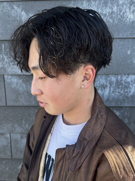 ヒュイル バイ ニアウ(Hwyl by Niau) メンズセンターパートパーマニュアンスパーマスパイラルパーマ