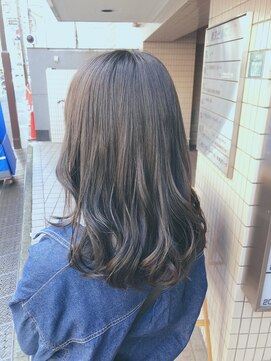 フィン(FiN by allure) 浦前ツバサ/カーキグレージュ×シースルーカラー