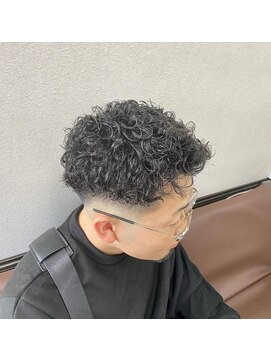髪屋 清潔感溢れるフェードスタイル＋ＭＩＸパーマ【男らしさUP】