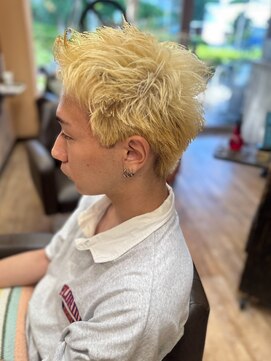 モアムー(Moremuu) 【長尾】抜きっぱなしブリーチ×スパイキーショート