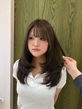 ロエ(LOE) オリーブベージュレイヤーカット顔周りレイヤーブリーチなし