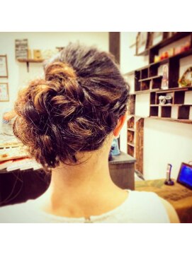 マッチレス(matchless) 顔周りに大きいお団子シニヨンを作って小顔効果！！