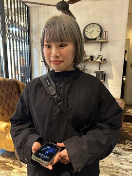 トレンチ(TRENCH) 《TRENCH Riku》ベージュカラー ボブスタイル