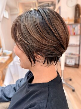 横顔をより美しく魅せる柔らかくびれる大人美シルエットショート