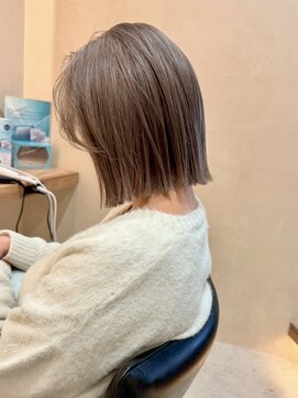 ヒビヲ(HIBIO) 切りっぱなしボブタッセルボブダブルカラーブリーチグレージュ