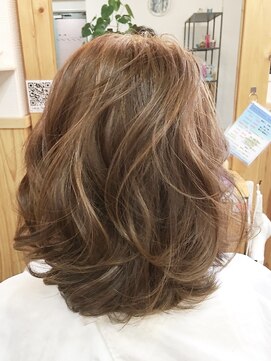 ララテラス(LaLa Terrace) ～LaLa Terrace流～シアーベージュ×外国人風ふわふわミディ