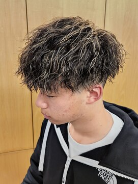 ニアウ 伊勢崎連取店(Niau) 刈り上げマッシュ波巻きツイストスパイラルメッシュパーマ