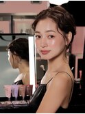 後れ毛×ツヤ感で魅せる大人まとめ髪