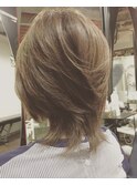 ナチュラルに流れるショートボブスタイル