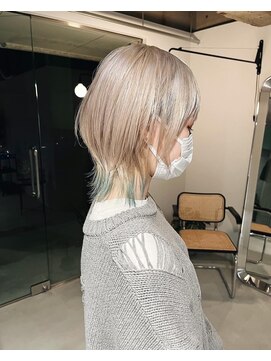 オルター(Alter) ウルフカット×ホワイトカラー×裾カラー