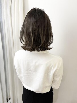 ネオリーブ チロル 横浜西口店(Neolive CiroL.) ミディアムレイヤー　アッシュベージュ くびれヘア