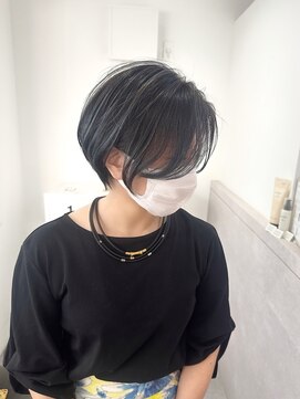 スイ(suiw) ブルーグレー白髪ぼかしハイライトショート【suiw】昭和町