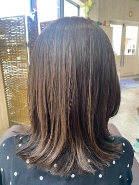 ビーチェ 小岩(Bice) 立体的に見えるベージュ系ブラウン うる艶外はねミディ