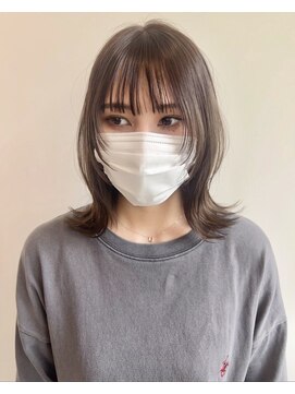 シェリー(Che'ri) 顔まわりウルフにグレージュ /  MANA