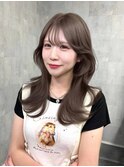 レイヤーカットブリーチカラーグレージュヘア
