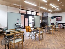 カラープラス 新田塚店の雰囲気(コテやスタイリング剤等ご用意しているためお出かけ前で大丈夫♪)