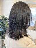 レイヤー外ハネミディアムグレージュ暗めカラーワンカールヘア