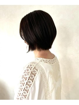 ヘアアンドメイク エジェリ(hair&make egerie) オリーブブラウン・前下がりひし形ショートボブ