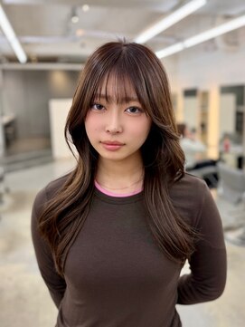 ヒュー 広島(HEW) 大人かわいいフェイスバタフライレイヤーカットグレージュヘア