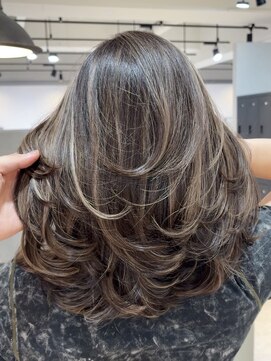 メリー オオサカ(Merly Osaka) 心斎橋/バレイヤージュ/レイヤーカット/海外レイヤー