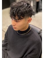 フランクスバーバー アンド ビアークラブ(FRANK'S BARBER and BEER CLUB) フェードカットランダムパーマコンマヘアショートマッシュ