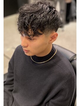 フランクスバーバー アンド ビアークラブ(FRANK'S BARBER and BEER CLUB) フェードカットランダムパーマコンマヘアショートマッシュ