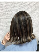 ホワイト(WHITE)&nbsp;[WHITE RYOTA] エアータッチバレイヤージュ＋アッシュブラウン