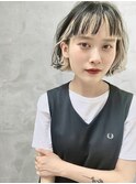 フェイスフレーミングボブ短め前髪ホワイトグレージュワンカール