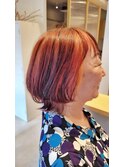 ピンクとオレンジのハイライトで自分らしい脱白髪染め
