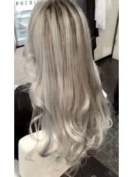 ヘアースタジオ ゴーゴー ヘアー(HAIR STUDIO GOGO HAIR) ホワイトandシルバーのシールエクステ