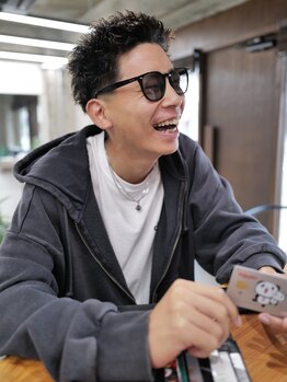 脱力感のあるアーバンサーフスタイルが◎サロンの仕上がりを家でも簡単に再現できるパーマはお任せ！