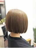 ショートボブ/センターパート/ツヤ髪/グラデーション/イヤリング