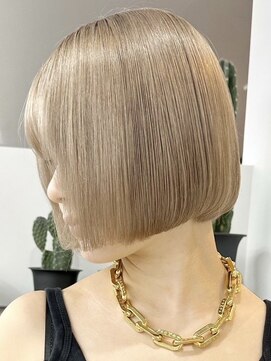 ウィコ 新宿(WICO) ホワイトミルクティー[新宿駅/斜めバング/グレージュカラー]