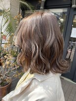 アカラ ヘアー(Akala Hair) 弾ませたミディアムカールボブ