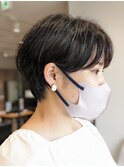 耳掛け暗髪ショート