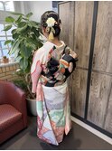 絞り染めの美しさを引き立てる豪華帯結び