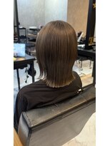 リリス(Lilith)&nbsp;透明感ベージュ×外ハネ切りっぱなし