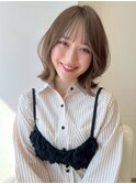 グレージュ切りっぱなしボブ前髪ありミニボブミルクティベージュ