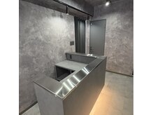 ネームレス 心斎橋(nameless)の雰囲気（ステンレスの天板と暖かい光でお客様をお出迎えします。）